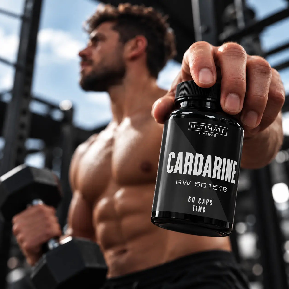 Hombre musculoso entrenando en el gimnasio con un bote de Cardarine GW-501516 de Ultimate SARMs en primer plano.
